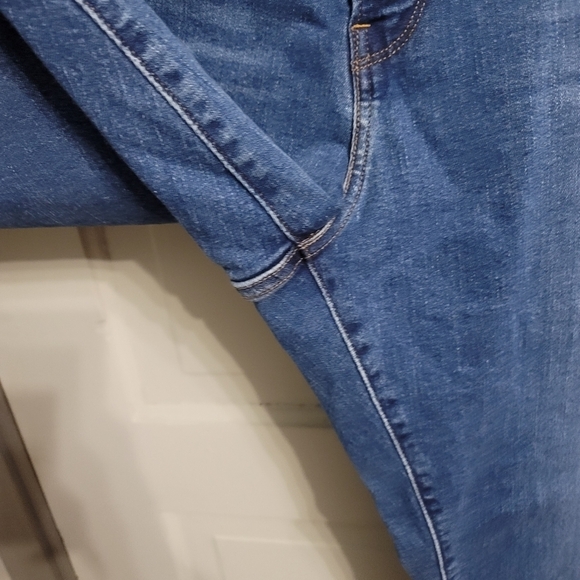 Levi's Straight Leg Crop Jeans - Picture 3 of 5